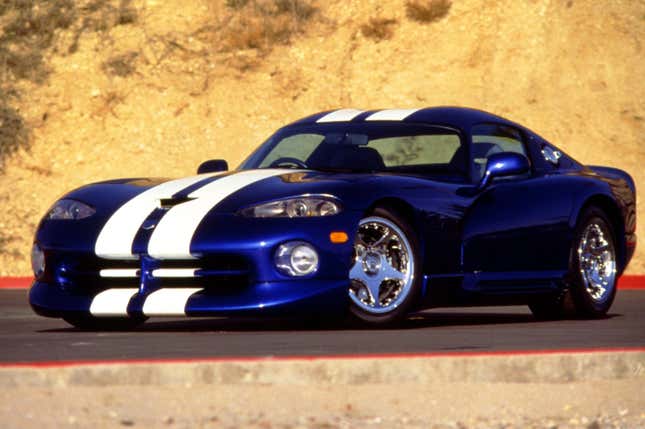 Vista frontal 3/4 de un Dodge Viper GTS azul con franjas blancas