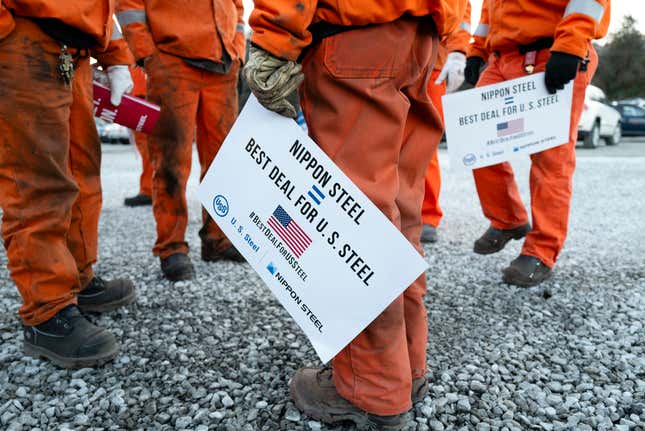 Stahlarbeiter nehmen am 12. Dezember 2024 an einer Kundgebung zur Unterstützung des Verkaufs von US-Steel an Nippon-Steel in Clairton, Pennsylvania, teil.