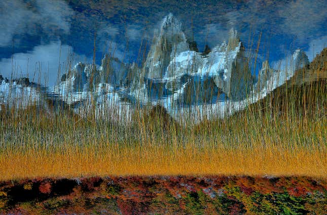 Un reflejo en una laguna argentina muestra la cordillera de la Patagonia.