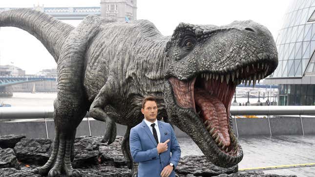 Chris Pratt mit einem Dinosaurier.  Einer von ihnen wird im neuen Film nicht zu sehen sein.