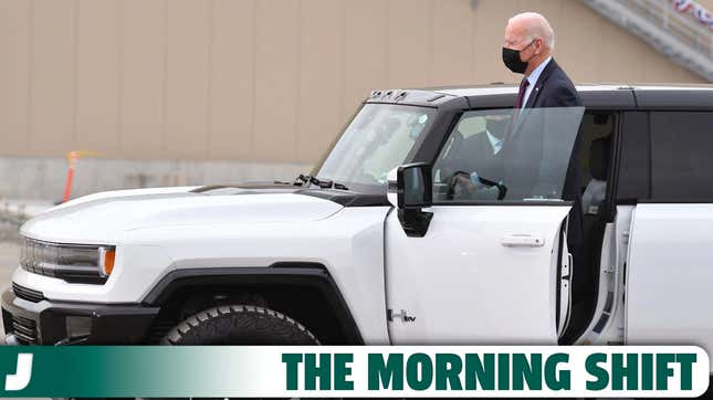 US-Präsident Joe Biden macht am 17. November 2021 eine Probefahrt mit einem GMC Hummer EV bei seiner Besichtigung des Montagewerks für Elektrofahrzeuge von General Motors Factory ZERO in Detroit, Michigan.