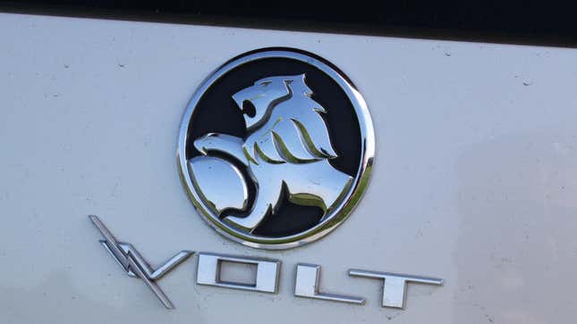 Un primer plano de la insignia Holden Volt en un automóvil plateado