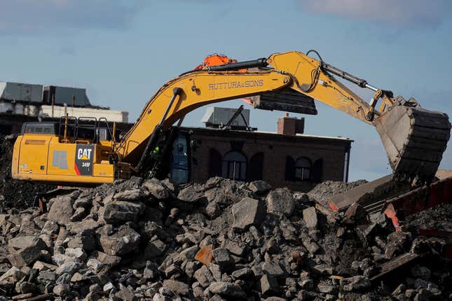 PHOTO DE DOSSIER : Une excavatrice Caterpillar (Cat) est vue en train de travailler sur un chantier de construction près du port de New York à Brooklyn, New York, États-Unis. , 4 mars 2021.