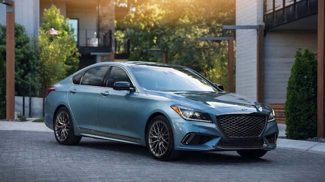 Une Genesis G80 bleu clair garée devant des arbres