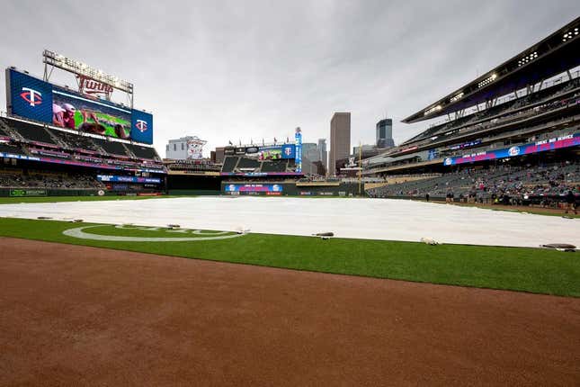 13. Mai 2023;  Minneapolis, Minnesota, USA;  Eine Plane bedeckt das Infield während einer Regenverzögerung vor einem Spiel zwischen den Chicago Cubs und den Minnesota Twins im Target Field.