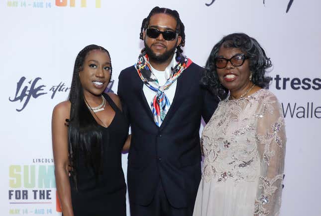 Les enfants et la mère de Biggie Smalls, Tayanna Wallace, Christopher Junior Wallace et Voletta Wallace assistent à l’hommage orchestral du Lincoln Center à Notorious BIG au Lincoln Center for the Performing Arts le 10 juin 2022