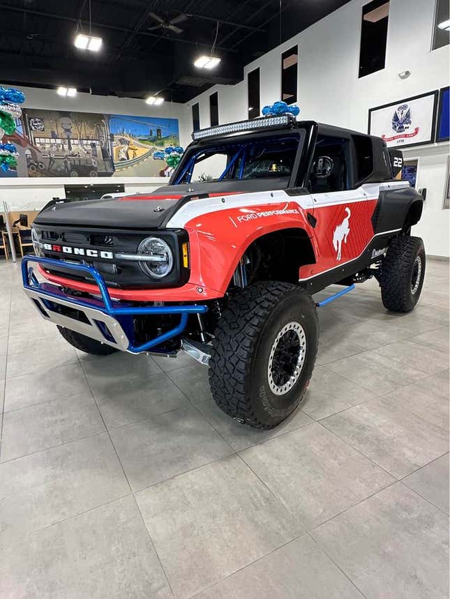 Image de l'article intitulé Ford F350, Baja 1000 Ford Bronco DR, Plymouth Scamp&amp;#xa0;: Les voitures les dopes que j’ai trouvées à vendre en ligne