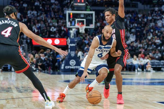 28. Okt. 2023;  Minneapolis, Minnesota, USA;  Der Wächter der Minnesota Timberwolves, Jordan McLaughlin (6), dribbelt im vierten Viertel im Target Center durch den Wächter der Miami Heat, Dru Smith (9).