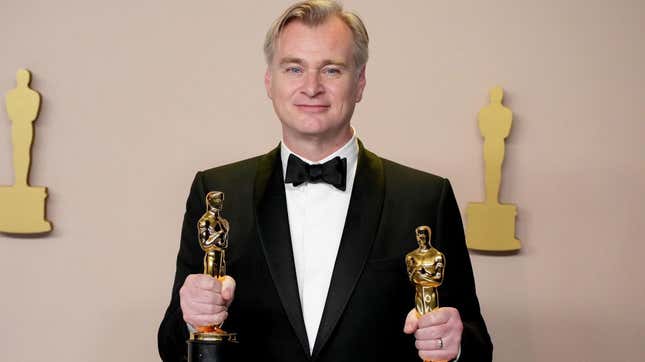 Christopher Nolan sostiene dos premios Oscar. 