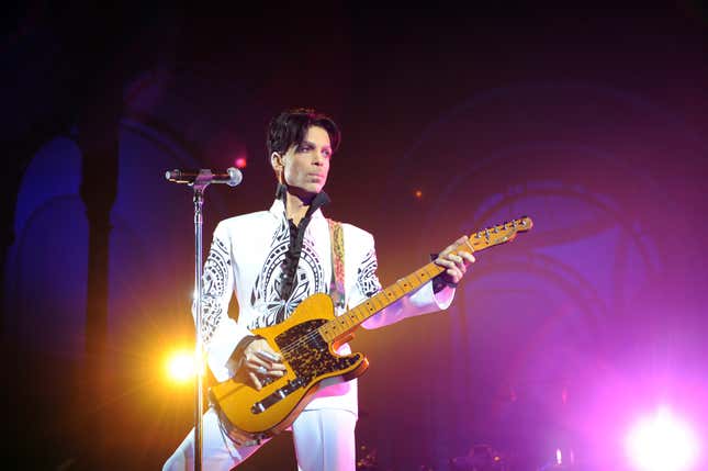 US singer Prince performs on October 11, 2009 at the Grand Palais in Paris. Prince has decided to give two extra concerts at the Grand Palais titled “All Day/All Night” after he discovered the exhibition hall during Karl Lagerfeld’s Chanel fashion show. AFP PHOTO BERTRAND GUAY