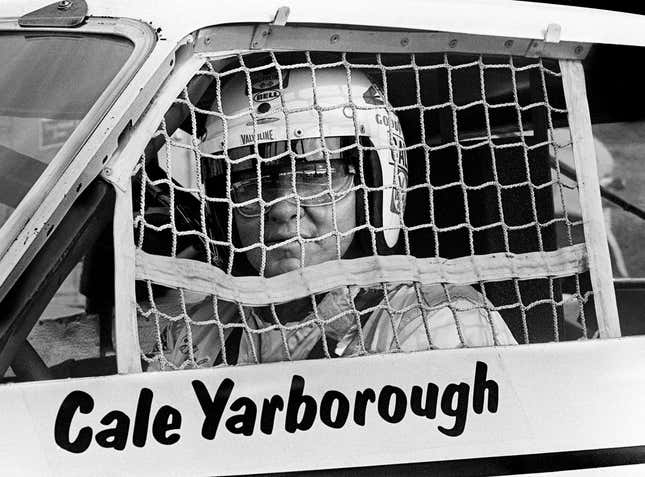 Cale Yarborough macht sich bereit, sein Auto auf die Strecke zu bringen, um sich auf seinen Qualifikationslauf auf dem Fairgrounds Speedway am 11. Mai 1973 vorzubereiten. Yarborough sicherte sich mit einem Rekordlauf von 110,892 Zoll die Pole-Position für das Music City 420 Grand National-Rennen sein Chevrolet.
