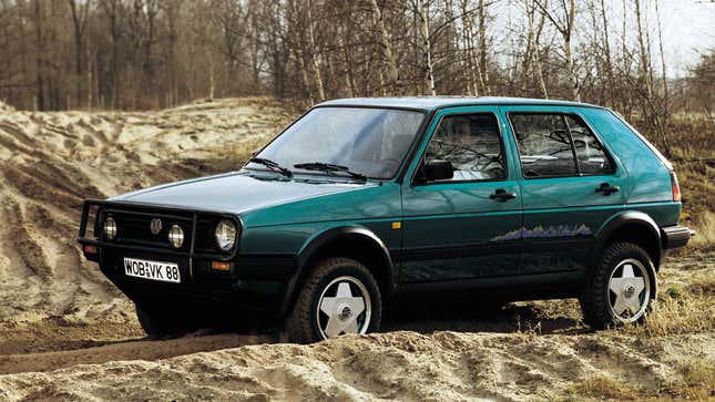 Frontansicht 3/4 eines grünen Volkswagen Golf Country