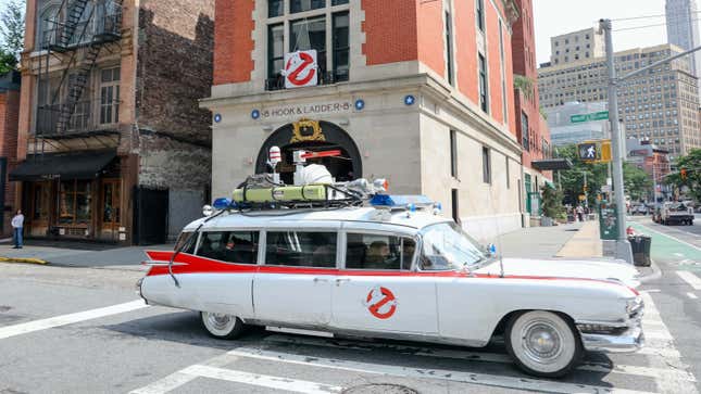 Una foto del coche fúnebre de los Cazafantasmas circulando por Nueva York. 