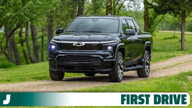 Frontansicht 3/4 eines Chevrolet Silverado EV RST First Edition 2024