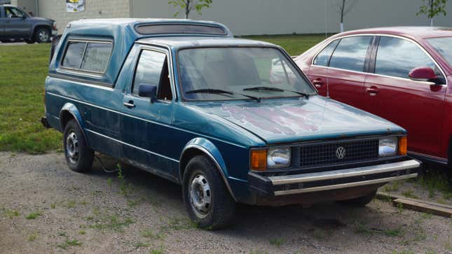 Ein Volkswagen Rabbit Pickup mit verrosteter Motorhaube