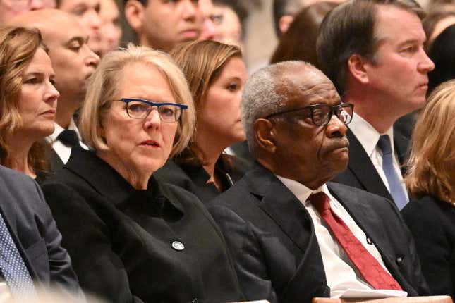 Image de l'article intitulé Encore une controverse autour de Clarence Thomas qui pourrait causer de gros problèmes... mais celle-ci a une tournure inattendue