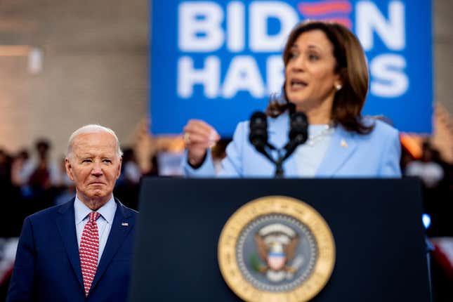 US-Vizepräsidentin Kamala Harris stellt US-Präsident Joe Biden während einer Wahlkampfkundgebung am Girard College am 29. Mai 2024 in Philadelphia, Pennsylvania vor.