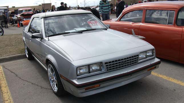 Un Chevrolet Cavalier Convertible de 1984