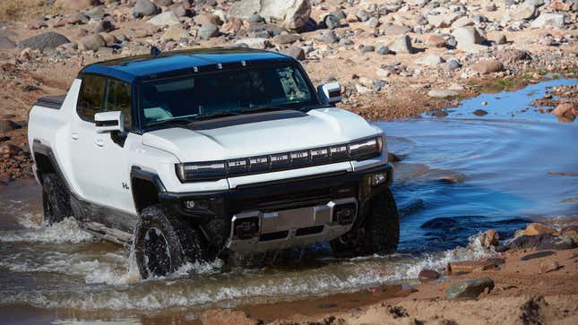 Un GMC Hummer EV blanco.