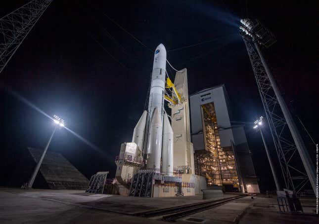 Ariane 6 durante um ensaio geral molhado à noite. 