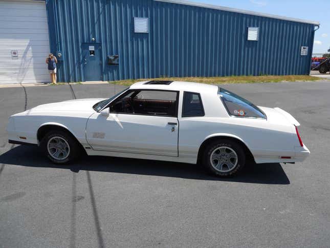 Image de l'article intitulé À 15 500 $, cet aérocoupé Chevy Monte Carlo SS 1987 obtiendra-t-il le drapeau à damier ?