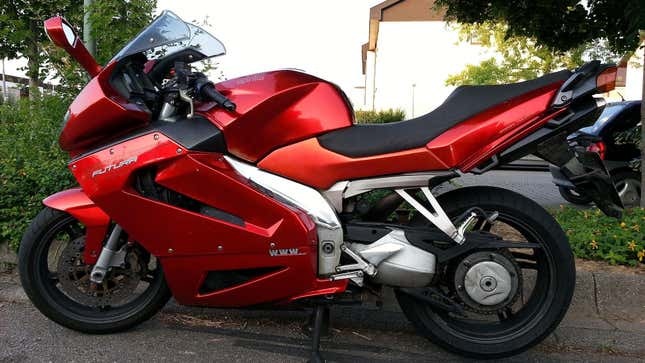 Una Aprilia RST 1000 Futura roja