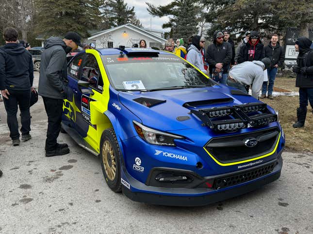 Vista frontal 3/4 de un auto de rally Subaru WRX azul