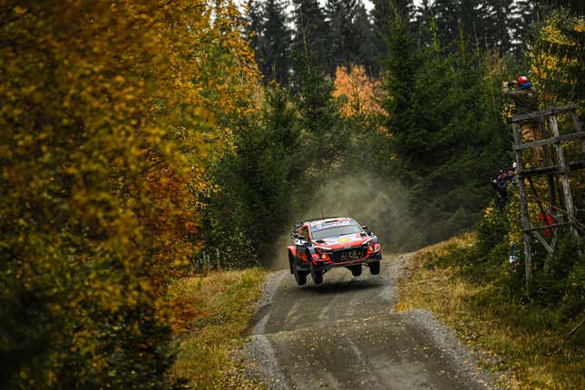 Craig Breen aus Irland und Paul Nagle aus Irland treten mit ihrem Hyundai Shell Mobis WRT Hyundai i20 Coupe WRC am zweiten Tag der FIA Rallye-Weltmeisterschaft Finnland am 2. Oktober 2021 in Jyväskylä, Finnland an.