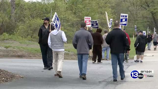 Image for article titled UAW Workers in Ohio Who Supply Batteries to GM, Ford Are On Strike