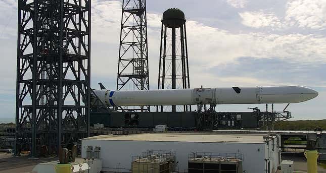 Image de l'article intitulé SpaceX a photobombé la Lune. Découvrez les meilleures images spatiales de la semaine