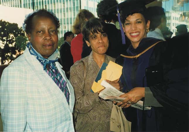 Harris (à droite), sa mère (au milieu) et son enseignante de première année (à gauche) lors de la remise des diplômes