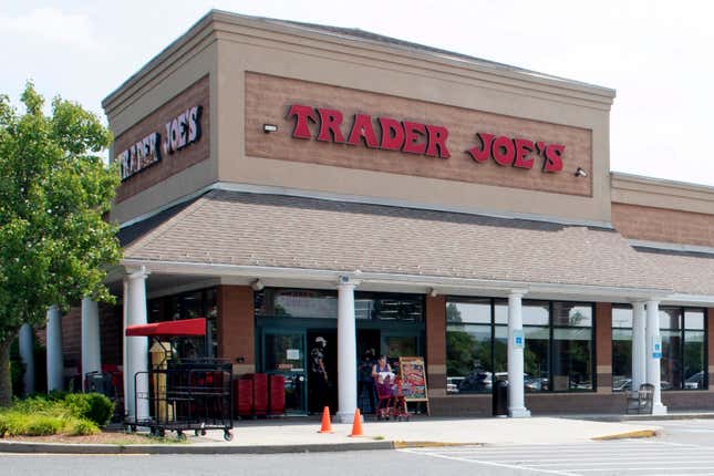 DATEI – Ein Käufer schiebt am 28. Juli 2022 in Hadley, Massachusetts, einen Einkaufswagen aus dem Supermarkt von Trader Joe’s Die Tragetasche ist das neueste Produkt, das in den sozialen Medien für Aufsehen sorgt, und zwar so sehr, dass Wiederverkäufer den Hype nutzen. (Carol  Lollis/The Daily Hampshire Gazette via AP, File)