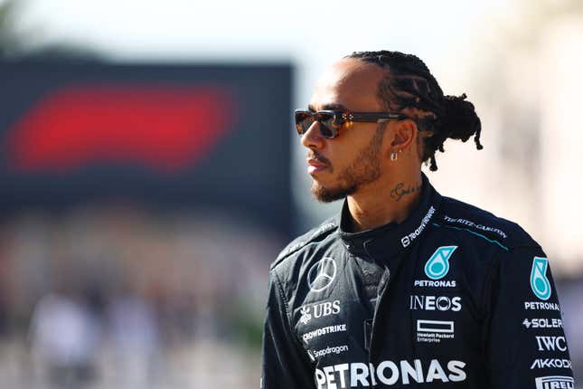 Lewis Hamilton de Gran Bretaña y Mercedes caminan por el Paddock durante el primer día de pruebas de F1 en el Circuito Internacional de Bahrein el 21 de febrero de 2024  en Bahréin, Bahréin