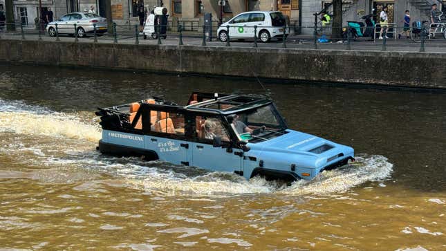 Ein amphibisches SUV fährt einen Kanal entlang