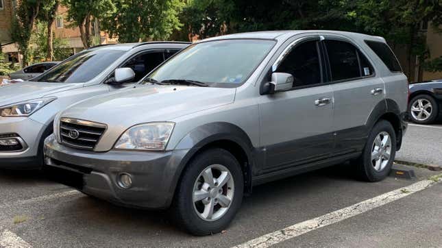 A grey 2002 Kia Sorento