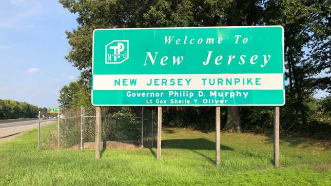 “Bienvenido a Nueva Jersey - New Jersey Turnpike” a lo largo de la Ruta 700 del Estado de Nueva Jersey en dirección norte (New Jersey Turnpike) entre la Ruta 40 de los EE.UU.  y la plaza de peaje de la Salida 1 en el municipio de Carneys Point, condado de Salem, Nueva Jersey