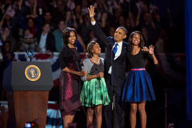 First Lady Michelle Obama, Tochter Sasha Obama, Präsident Barack Obama und Tochter Malia Obama erscheinen nach Obamas Siegesrede am Wahlabend im McCormick Place am 6. November 2012 in Chicago, Illinois.