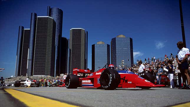 Una foto de autos de F1 alineados en el Detroit StreetCircuit. 