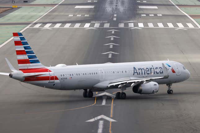 Ein Flugzeug von American Airlines