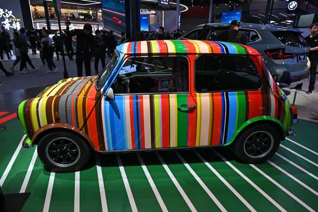 Der BMW Mini Strip wird während der Auto Guangzhou 2023 am 17. November 2023 auf dem China Import & Export Fair Pazhou Complex in Guangzhou, Provinz Guangdong, China, ausgestellt.