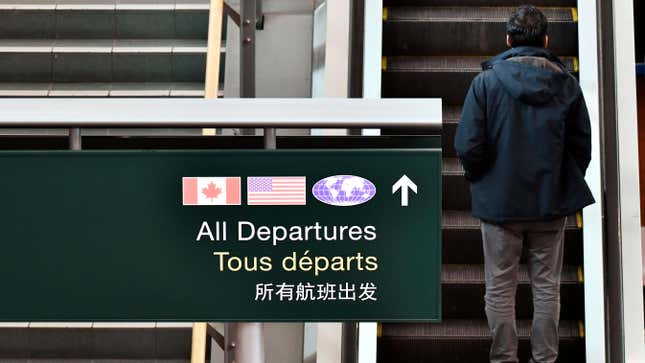 Una escalera mecánica que se dirige hacia la zona de salidas del Aeropuerto Internacional de Vancouver