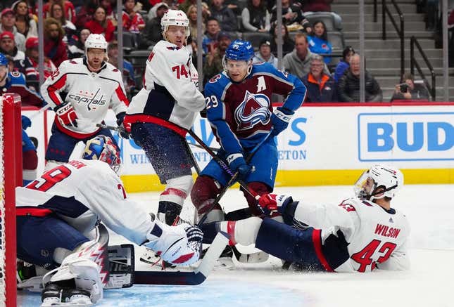 Scorching-hot Nathan MacKinnon leads Avs against falling Kings