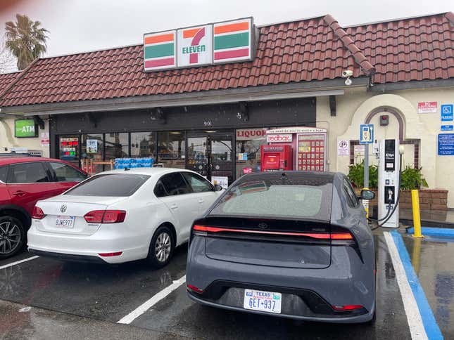 Der Prius Prime ist eines der besten Autos, die ich dieses Jahr gefahren bin, und dieser 7-Eleven ist einer der besten Orte, an denen ich dieses Jahr war.