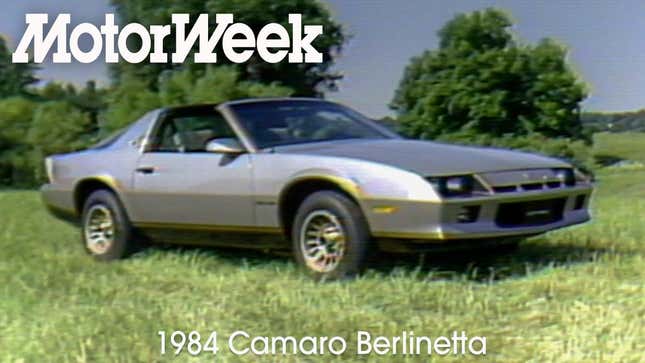 ein Screenshot des Motorweek Retro Reviews des silbernen Camaro Berlinetta von 1984 , der auf Gras geparkt ist