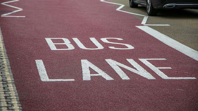 Una foto de un carril bus en una carretera. 