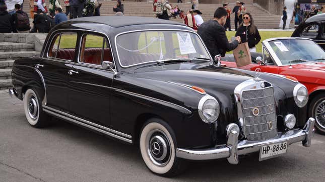 Eine schwarze Mercedes-Benz 220S Limousine