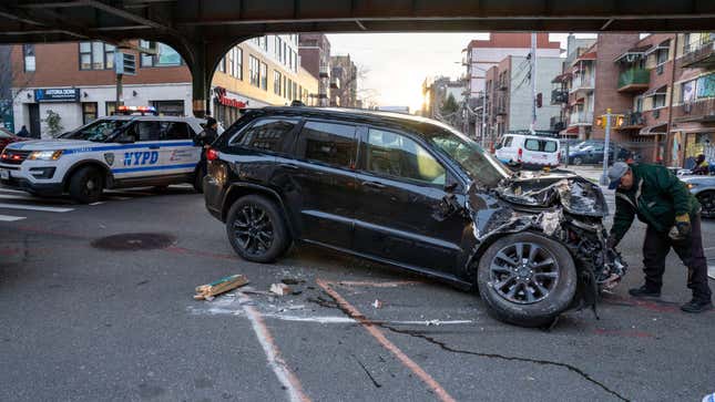 Der Fahrer eines schwarzen Jeep Grand Cherokee SUV wurde ins Krankenhaus gebracht, nachdem er am Samstag, dem 6. Januar 2024, den Bürgersteig überquert hatte und in ein im Bau befindliches Gebäude in der 25-92 31st Street in Queens krachte.