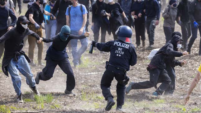 Une photo de manifestants se faisant asperger de poivron par la police. 