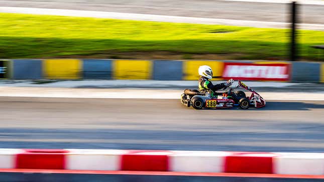 Une photo d’un pilote de kart sur la piste. 