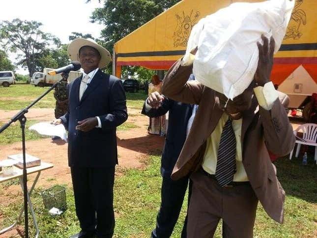 Image for article titled Ugandan president Yoweri Museveni hands out $100K in a sack full of cash